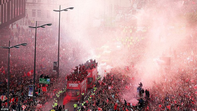 ẢNH: Thành phố Liverpool nhuộm sắc đỏ ngày đón tân vương Champions League - Ảnh 2.