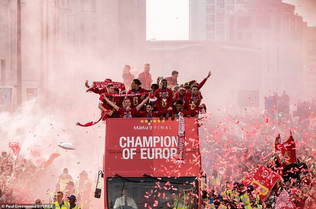 ẢNH: Thành phố Liverpool nhuộm sắc đỏ ngày đón tân vương Champions League - Ảnh 3.