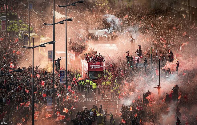 ẢNH: Thành phố Liverpool nhuộm sắc đỏ ngày đón tân vương Champions League - Ảnh 5.