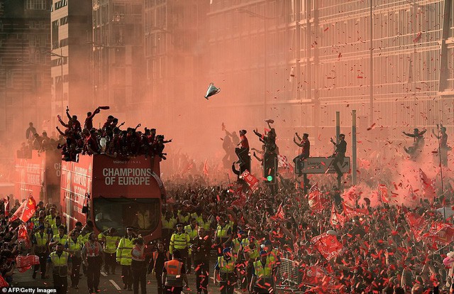 ẢNH: Thành phố Liverpool nhuộm sắc đỏ ngày đón tân vương Champions League - Ảnh 7.