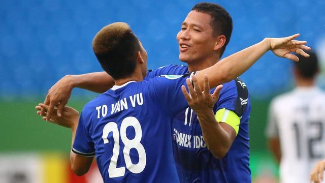 
Veteran striker Nguyen Anh Duc (R) celebrates scoring the opening goal for Becamex Binh Duong
