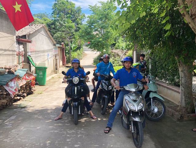 Đội xe ôm tình nguyện hỗ trợ học trò vùng cao đi thi - Ảnh 2. Đội xe ôm tình nguyện hỗ trợ học trò vùng cao đi thi - Ảnh 2.