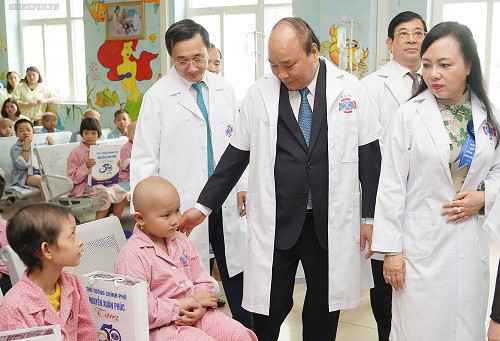 Thủ tướng Nguyễn Xuân Phúc: Bệnh viện K phấn đấu thành trung tâm hàng đầu khu vực về ung bướu - Ảnh 1.
