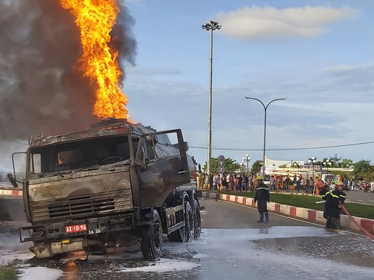 Xe ben đâm xe bồn gây cháy lớn, 2 người tử vong - Ảnh 1.