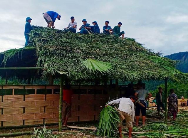 Người dân biên giới đóng góp vật liệu, công sức xây dựng phòng học cho con em - Ảnh 1.