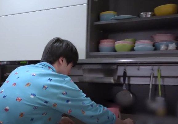 BTS khiến fan rơi nước mắt vì chi tiết nhỏ này trong ký túc xá - Ảnh 1.