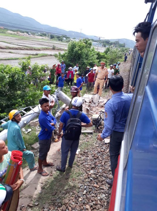 Tàu SE27 tông ô tô 16 chỗ, 3 người chết tại Bình Thuận - Ảnh 2.