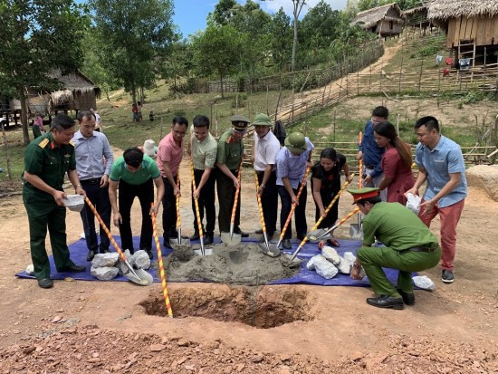 Nghệ sĩ Xuân Bắc và Tự Long tham gia lễ khởi công xây dựng điểm trường Pa Choong - Ảnh 1.