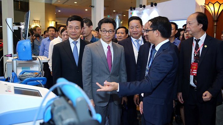 Deputy PM Vu Duc Dam visits an exhibition at the Vietnam ICT Summit. (Photo: VGP)