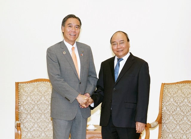 
Prime Minister Nguyen Xuan Phuc (R) and Governor of Japan’s Nagano prefecture Abe Shuichi. (Photo: NDO/Tran Hai) 
