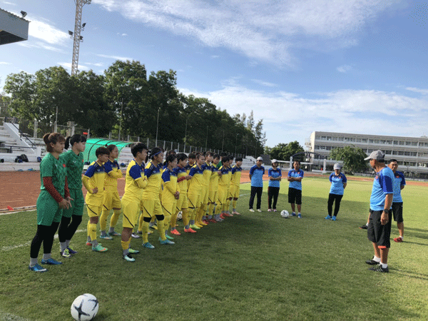 HLV Mai Đức Chung: AFF là giải đấu quan trọng và ĐT nữ Việt Nam sẽ tôn trọng các đối thủ - Ảnh 1.