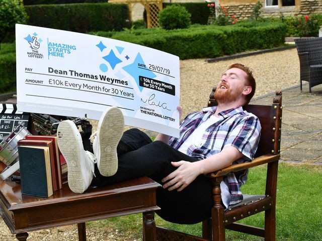 Ch&agrave;ng trai &ldquo;tr&uacute;ng số trọn đời&rdquo; nghỉ việc ngay sau khi thắng giải - Ảnh 2.