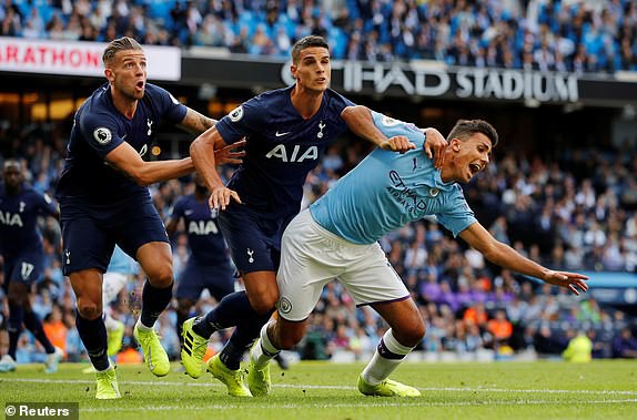 ẢNH: Man City đã đánh rơi chiến thắng phút bù giờ trước Tottenham vì VAR như thế nào? - Ảnh 2.