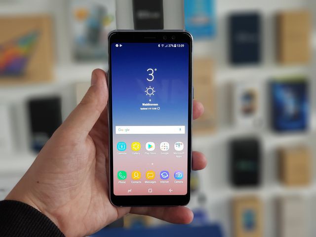 Loạt smartphone giảm giá đáng chú ý tháng 8/2019 - Ảnh 1.