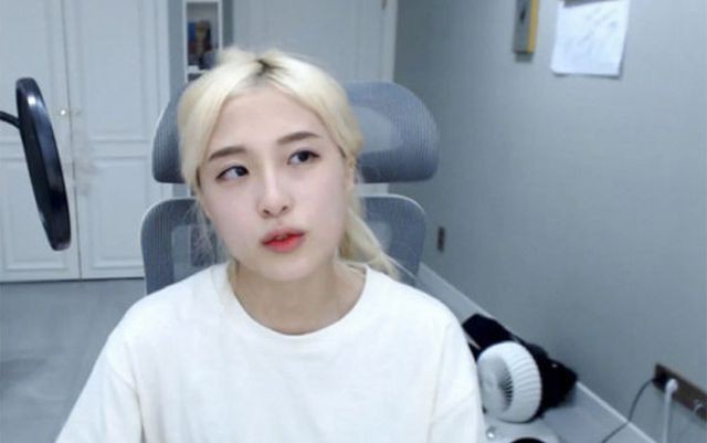 Fan nam nhảy cầu tự s&aacute;t do bị nữ YouTuber khước từ lời mời ăn tối - Ảnh 1.