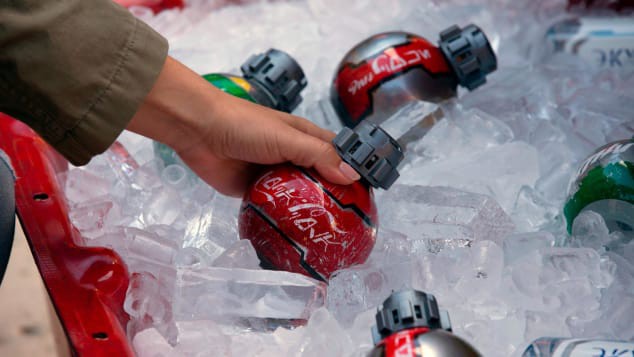 Có hình dạng giống bom, nước giải khát Coca Cola bị cấm mang lên máy bay - Ảnh 1.