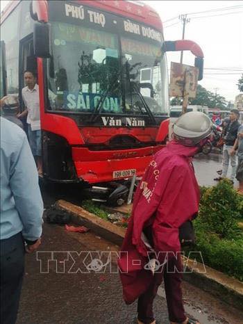 Gia Lai: Xe khách mất lái đâm 3 người chết, nhiều người bị thương - Ảnh 1.