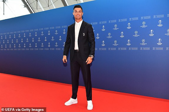 Đánh bại Ronaldo và Messi, Van Dijk giành giải Cầu thủ xuất sắc nhất của UEFA - Ảnh 4.