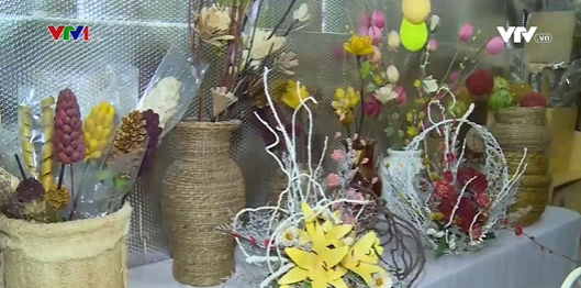 Người đưa hoa cỏ kh&ocirc; xuất ngoại - Ảnh 1.