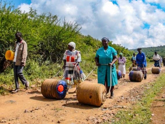Thiết bị vận chuyển nước tr&ecirc;n mọi địa h&igrave;nh kh&ocirc;ng cần d&ugrave;ng sức - Ảnh 1.