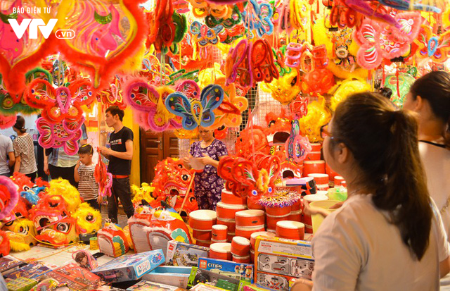 
undreds of lanterns will cast their glow across the pedestrian streets around Hoan Kiem Lake in Hanoi
