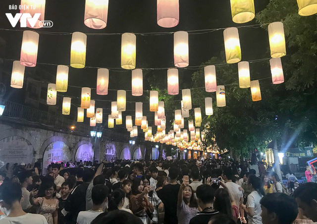 
In Phung Hung Street
