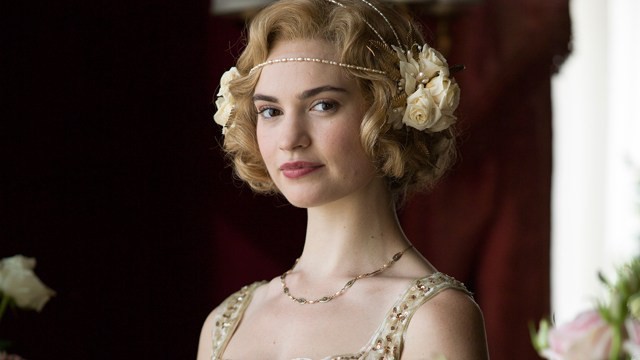 Những lần biến hóa đầy ấn tượng của Lọ Lem Lily James - Ảnh 1.