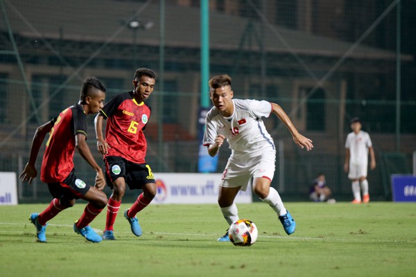 
Vietnam U16s (in white) produce an overwhelming game against Timor Leste. (Photo: VFF)

