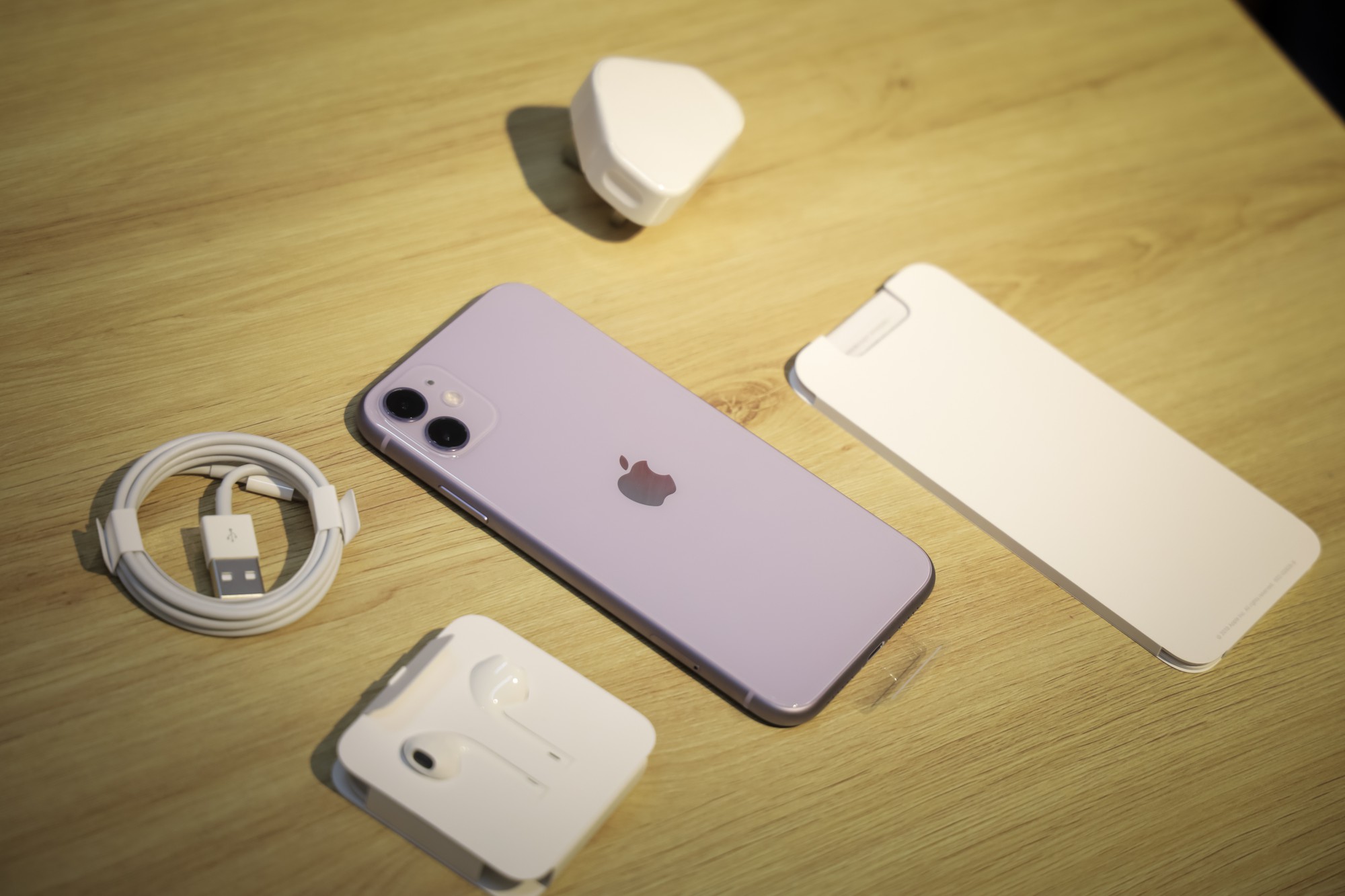 Cận cảnh iPhone 11 m&agrave;u t&iacute;m mộng mơ - Ảnh 2.