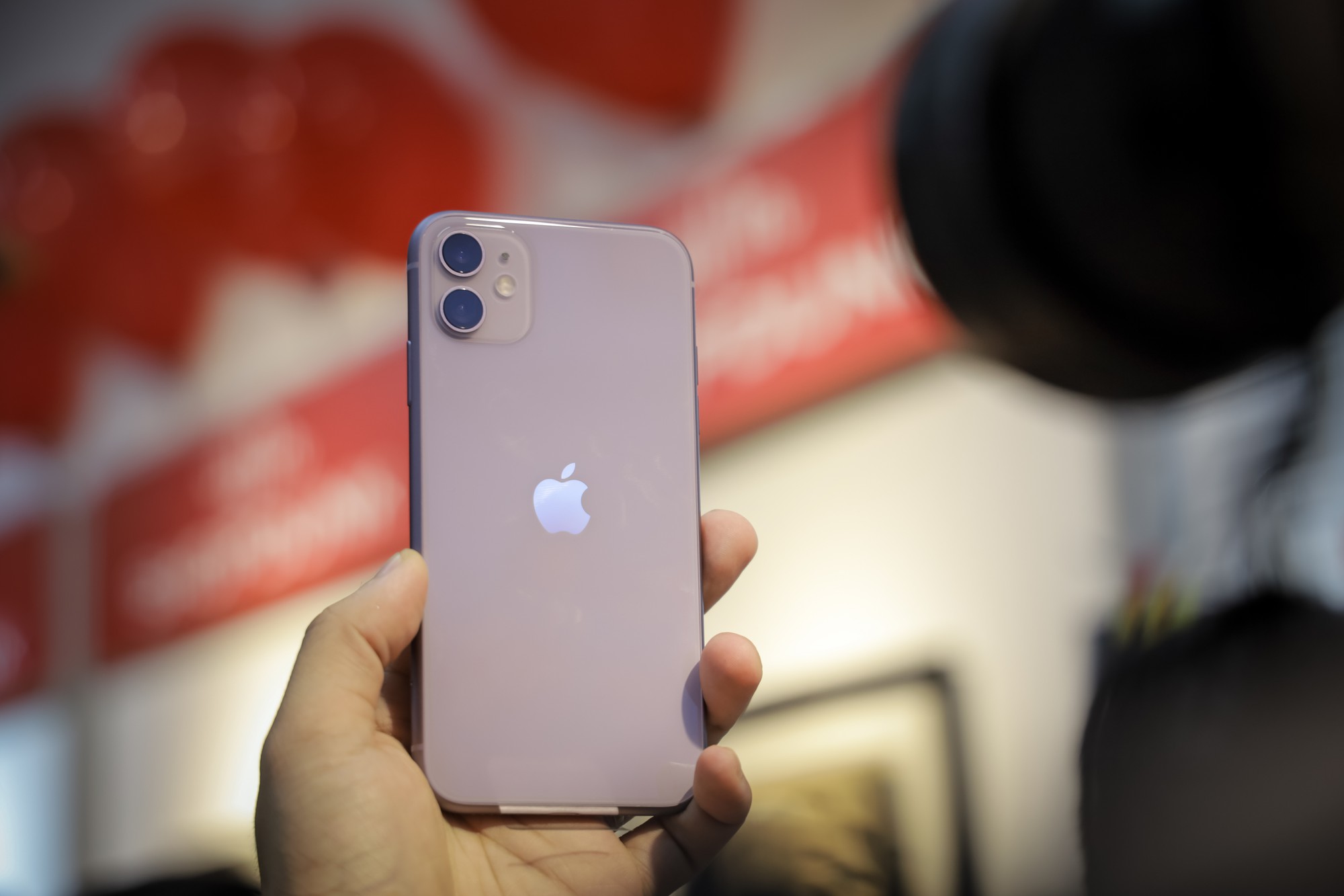 Cận cảnh iPhone 11 m&agrave;u t&iacute;m mộng mơ - Ảnh 3.