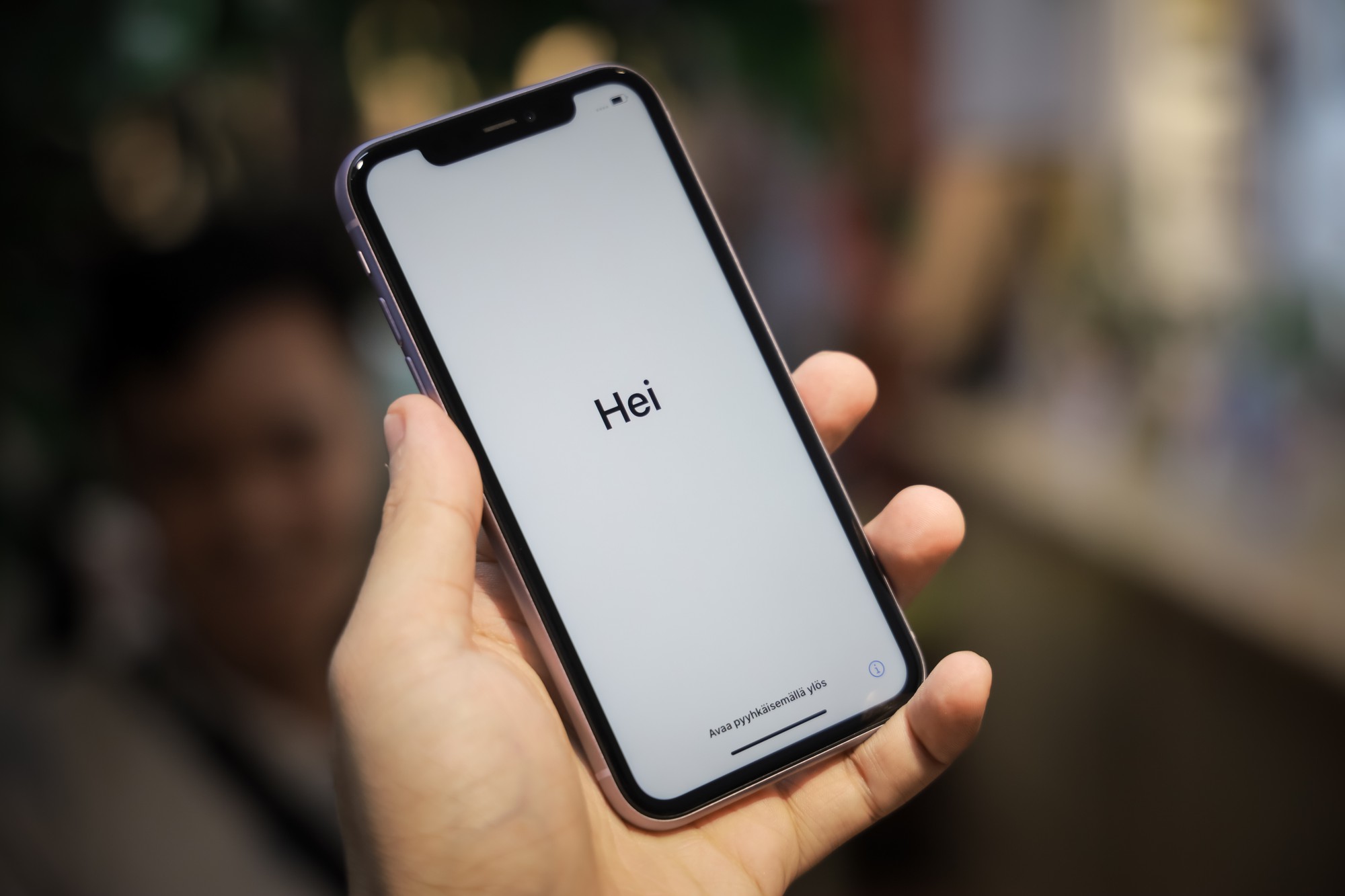 Cận cảnh iPhone 11 m&agrave;u t&iacute;m mộng mơ - Ảnh 4.