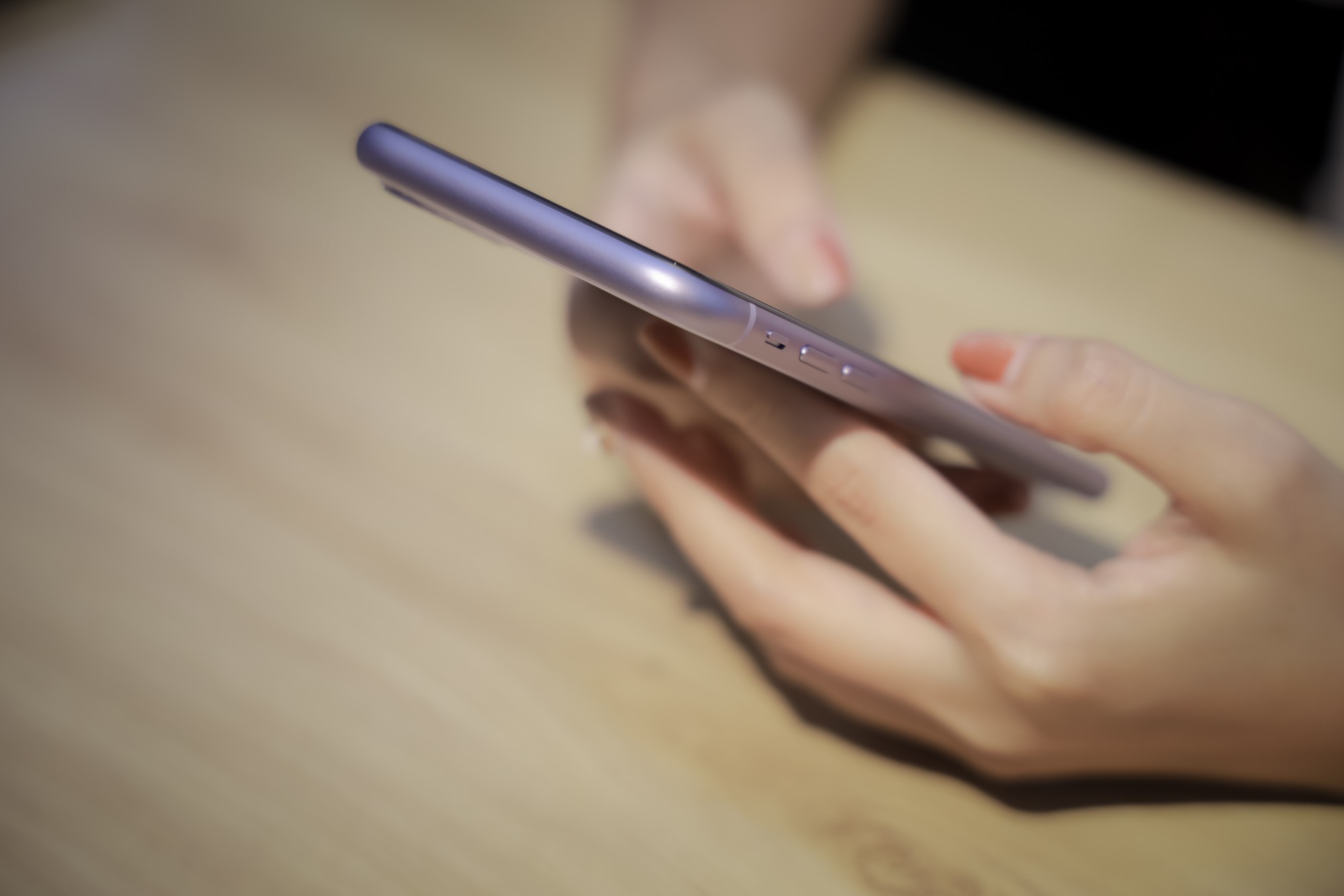 Cận cảnh iPhone 11 m&agrave;u t&iacute;m mộng mơ - Ảnh 7.