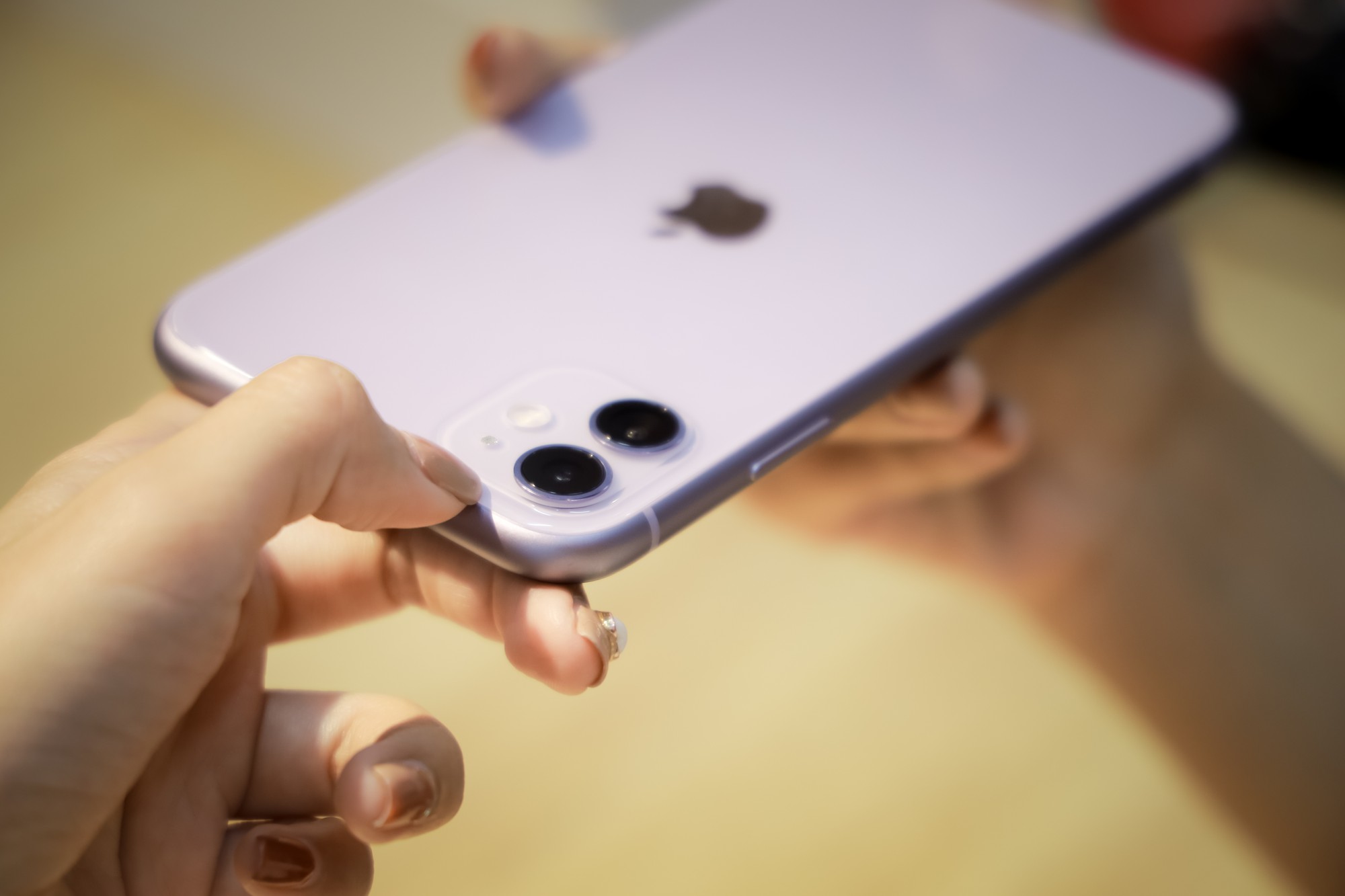 Cận cảnh iPhone 11 m&agrave;u t&iacute;m mộng mơ - Ảnh 5.