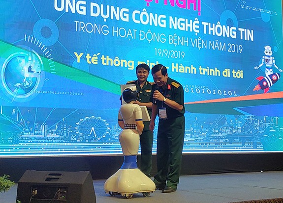 Bệnh viện đầu tiên cả nước ứng dụng nhiều loại robot phục vụ bệnh nhân - Ảnh 2.