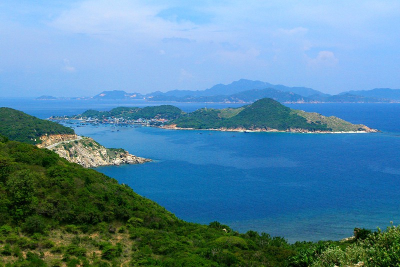 Binh Hung is a small island with only 2 sq.k.m in area. Located at the boundary of two provinces of Khanh Hoa and Ninh Thuan, Binh Ba island is known as a “hidden gem” as its beauties remain intact from tourism activities.