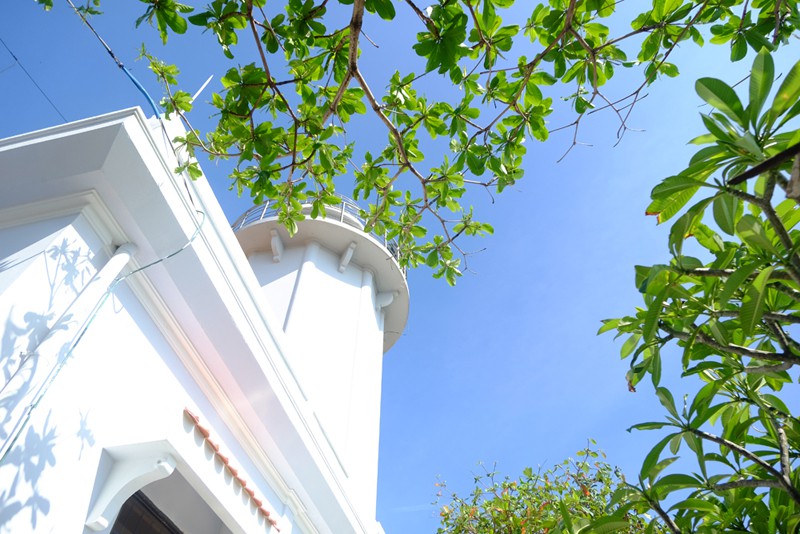 One of the icons of Binh Hung island is Hon Chut lighthouse. Despite its height of only 16 metres, the white lighthouse stands out amid blue sky and ocean.