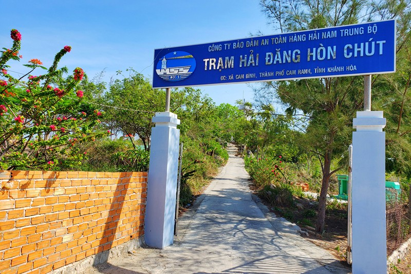 Built in 1988, the lighthouse was named after the former name of Binh Hung island, which was once known as Hon Chut island.