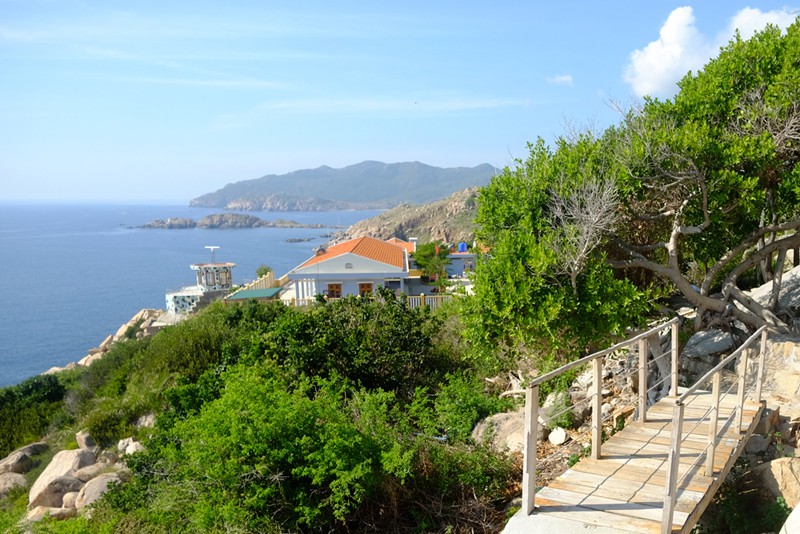 The road to the lighthouse is quite sloping. Visitors can either walk to admire the scenery on the way leading up to the lighthouse or rent an electric car for just VND 10,000 for a one-way ticket.