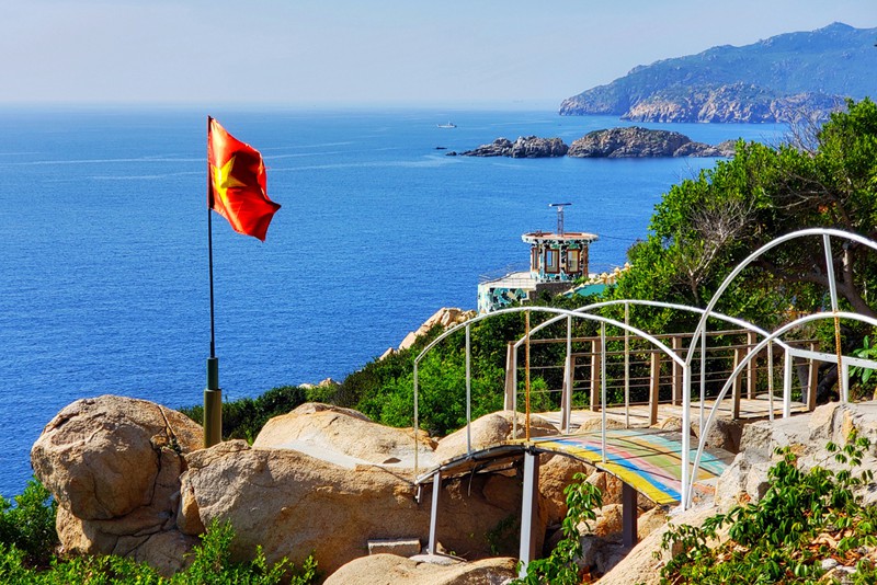 Standing on the top of the lighthouse, visitors can see a 360-degree view of the island and the Cam Ranh bay.