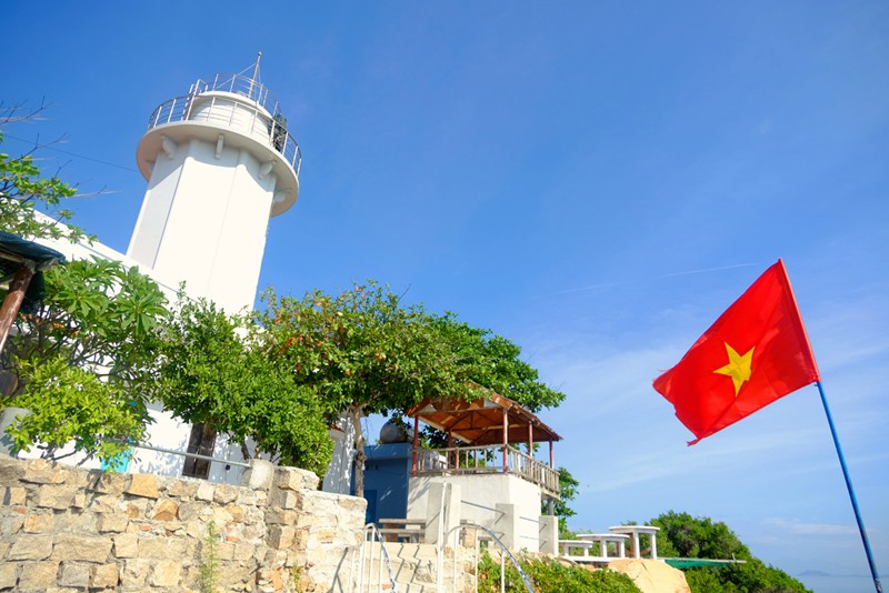 Since its construction, Hon Chut lighthouse is a pride of Binh Hung islanders as it leads the way for boats travelling across Cam Ranh Bay, thus ensuring the safety of local fishermen after long days at sea.