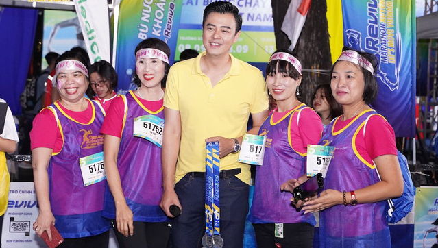 Bảo Thanh, Tuấn Tú rủ nhau chạy marathon từ tờ mờ sáng - Ảnh 3.