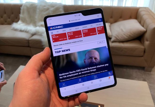 Samsung đang sản xuất điện thoại gập vuông, giá rẻ hơn Galaxy Fold - Ảnh 1.