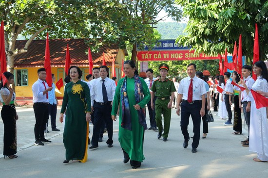 Đồng chí Tòng Thị Phóng dự khai giảng năm học mới tại Yên Bái - Ảnh 1.