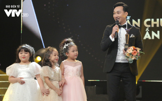 VTV Awards 2019: MC Thành Trung ngỡ ngàng khi nhận giải Dẫn chương trình ấn tượng - Ảnh 1.