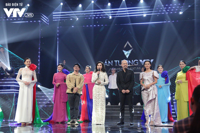 Hà Lê - Bùi Lan Hương say đắm trên sân khấu VTV Awards với Mưa hồng - Ảnh 7.