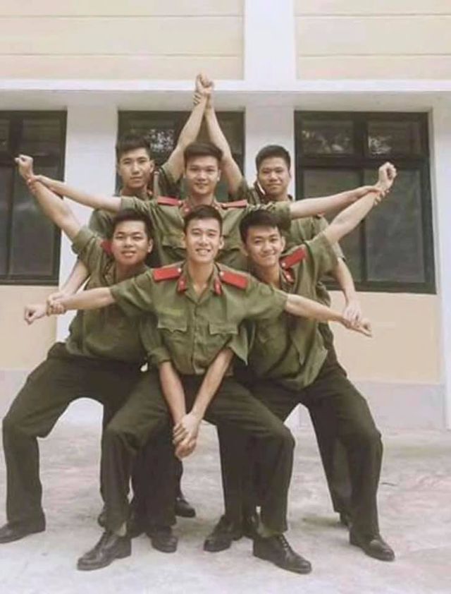 Trào lưu chụp ảnh hình ngôi sao được giới trẻ hưởng ứng dịp đầu năm - Ảnh 6. Trào lưu chụp ảnh hình ngôi sao được giới trẻ hưởng ứng dịp đầu năm - Ảnh 6.