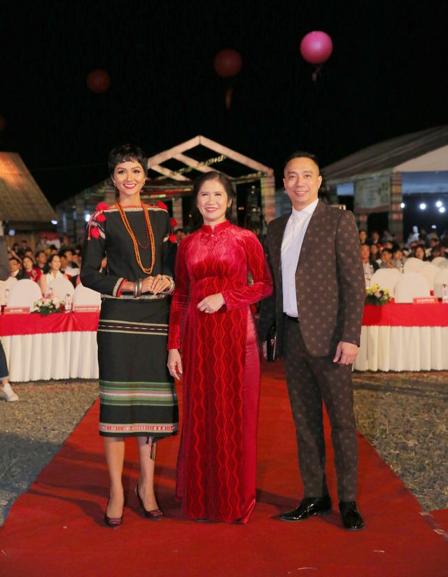 NTK Đỗ Trịnh Hoài Nam hội ngộ Hoa hậu Ngọc Hân, H’Hen Niê - Ảnh 1.