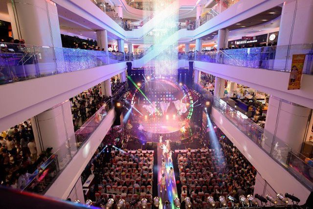 Vũ điệu ánh sáng tại TTTM Gigamall khiến người xem không rời mắt - Ảnh 1. Vũ điệu ánh sáng tại TTTM Gigamall khiến người xem không rời mắt - Ảnh 1.