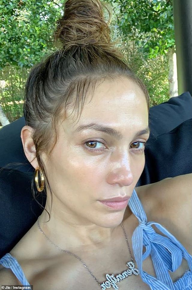 Jennifer Lopez lại khoe cơ bụng săn chắc - Ảnh 5. Jennifer Lopez lại khoe cơ bụng săn chắc - Ảnh 5.
