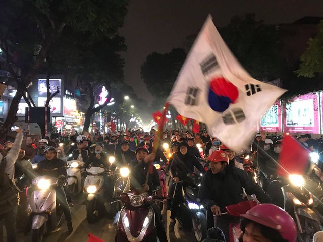 Hàng vạn người xuống đường ăn mừng chiến thắng nghẹt thở của tuyển Việt Nam - Ảnh 1. Hàng vạn người xuống đường ăn mừng chiến thắng nghẹt thở của tuyển Việt Nam - Ảnh 1.